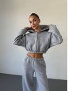 Теплий жiночий костюм з вкороченою кофтою сiрого кольору 35520