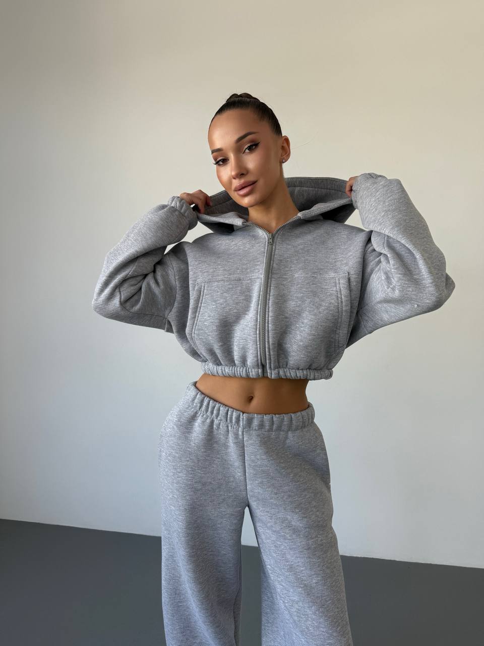 Теплий жiночий костюм з вкороченою кофтою сiрого кольору 35520