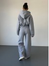 Теплий жiночий костюм з вкороченою кофтою сiрого кольору 35520