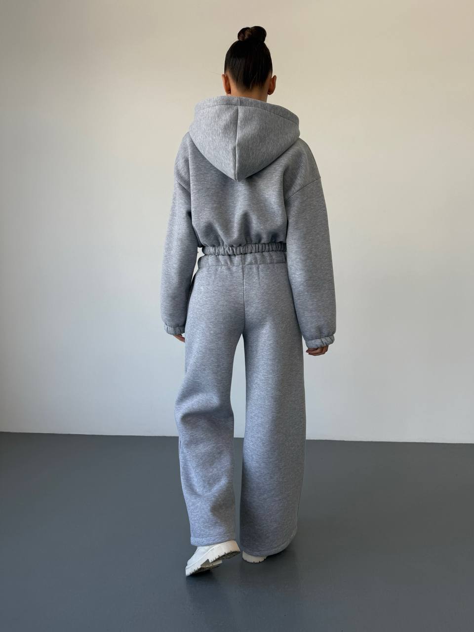 Теплий жiночий костюм з вкороченою кофтою сiрого кольору 35520