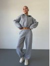 Теплий жiночий костюм з вкороченою кофтою сiрого кольору 35520