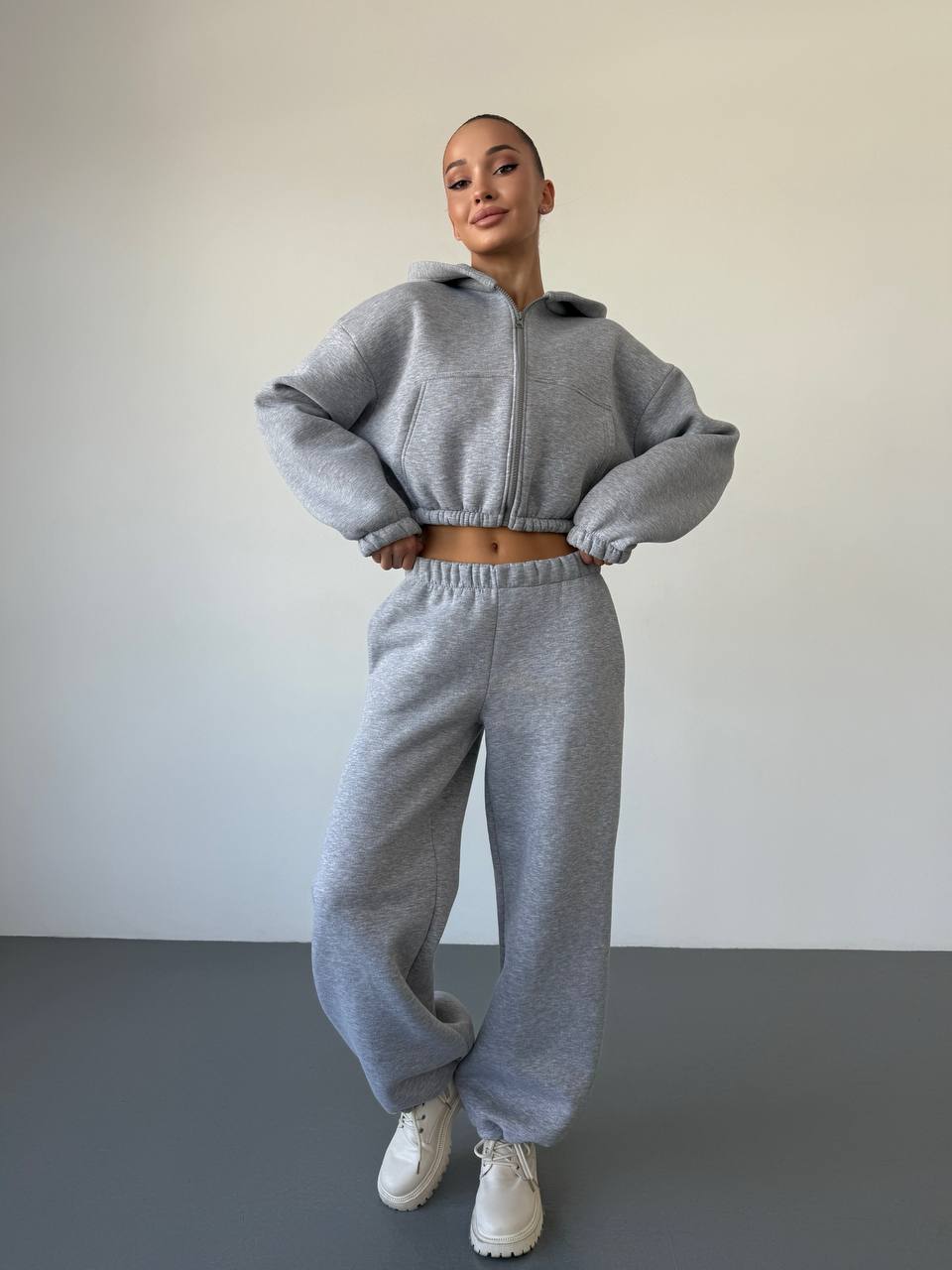 Теплий жiночий костюм з вкороченою кофтою сiрого кольору 35520