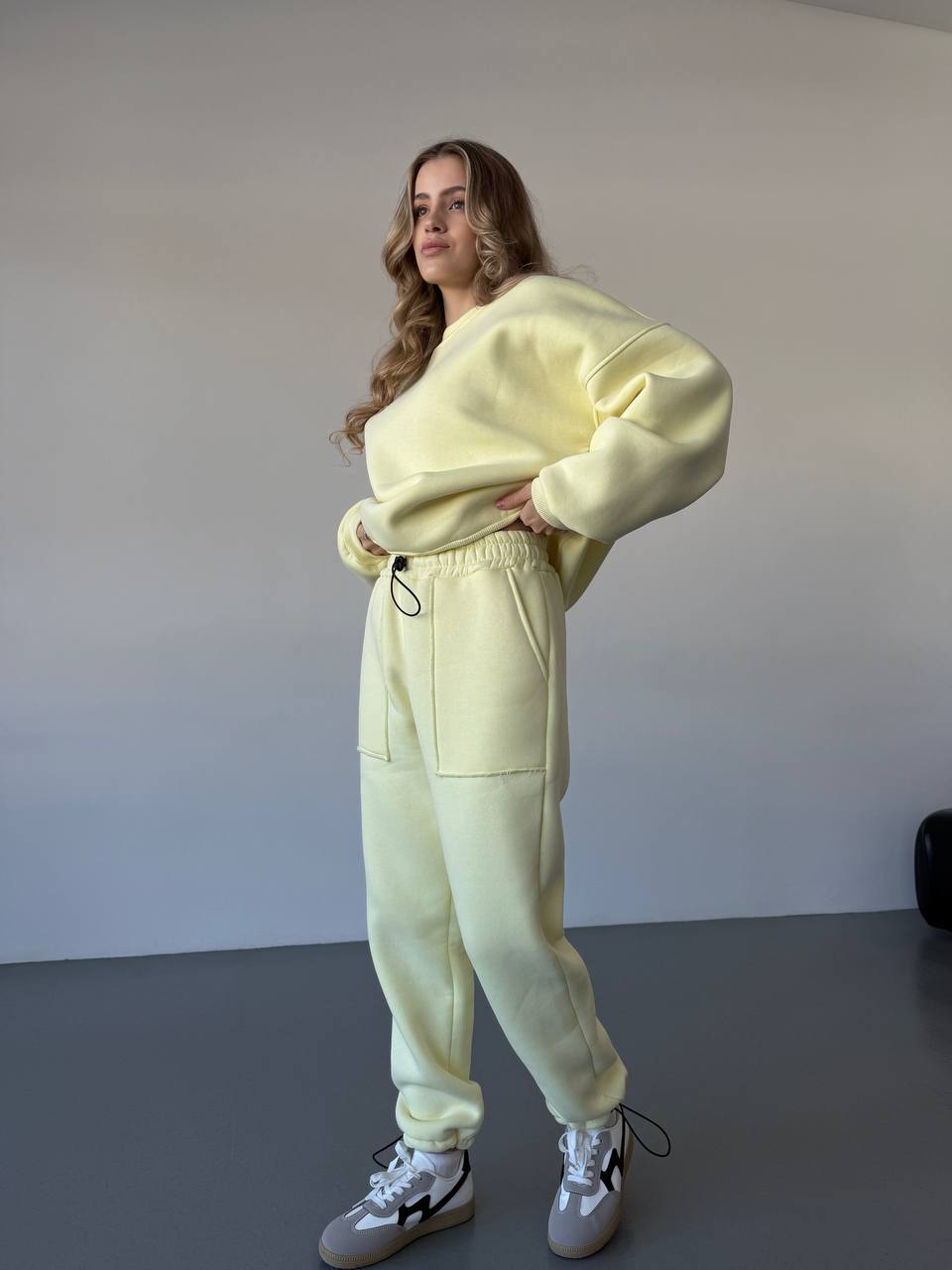 Теплий жiночий костюм жовтого кольору 35624