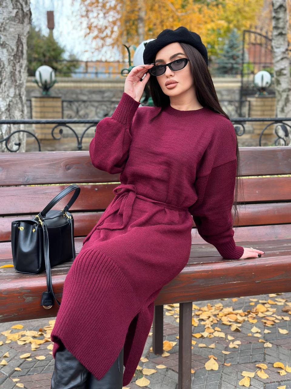 Тепла сукня з поясом бордового кольору 30082