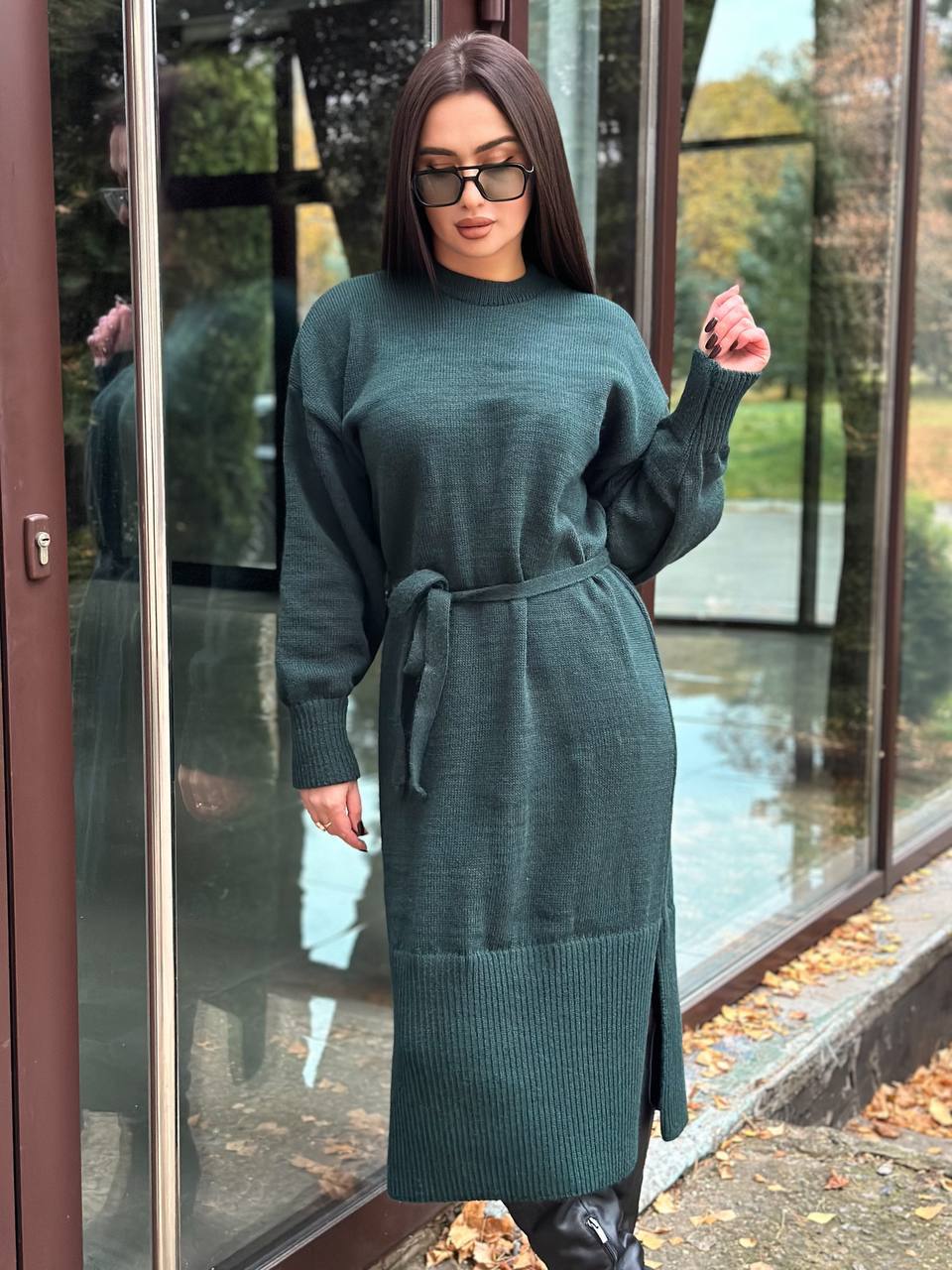 Тепла сукня з поясом смарагдового кольору 30083