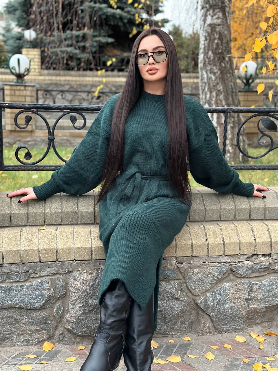 Тепла сукня з поясом смарагдового кольору 30083