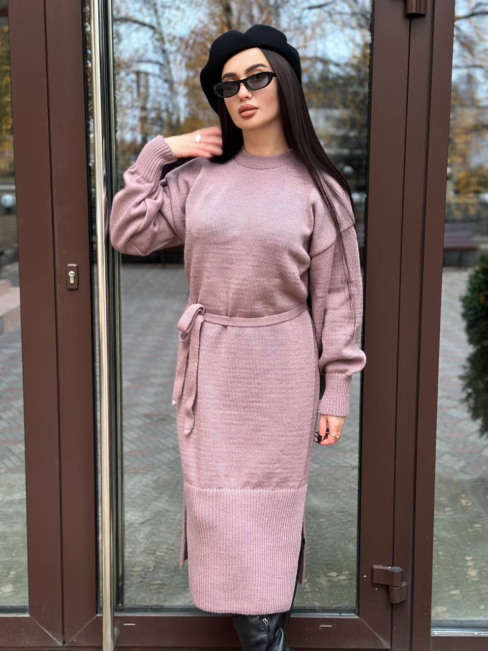 Тепла сукня з поясом пудрового кольору 30085