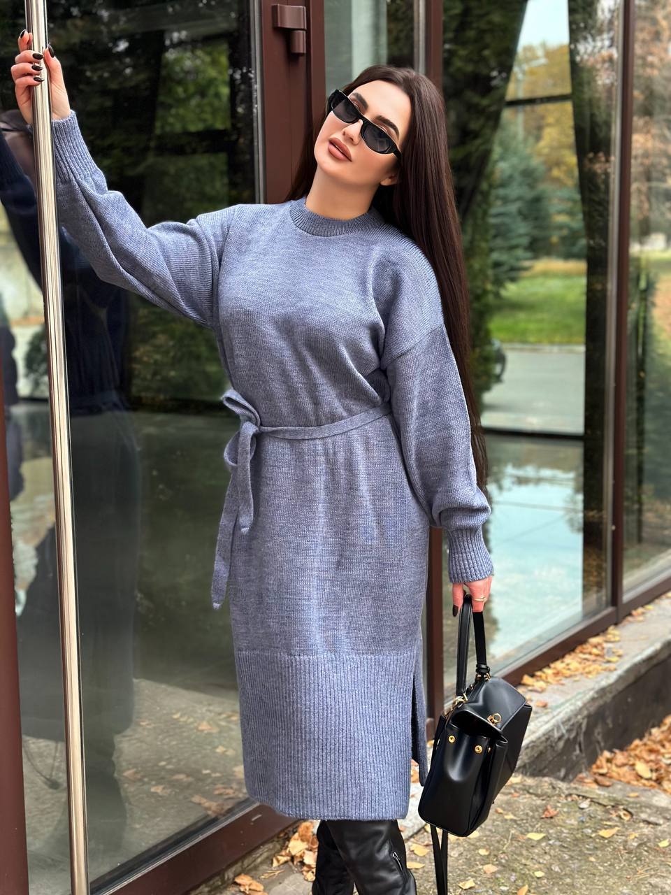 Тепла сукня з поясом сiрого кольору 30084