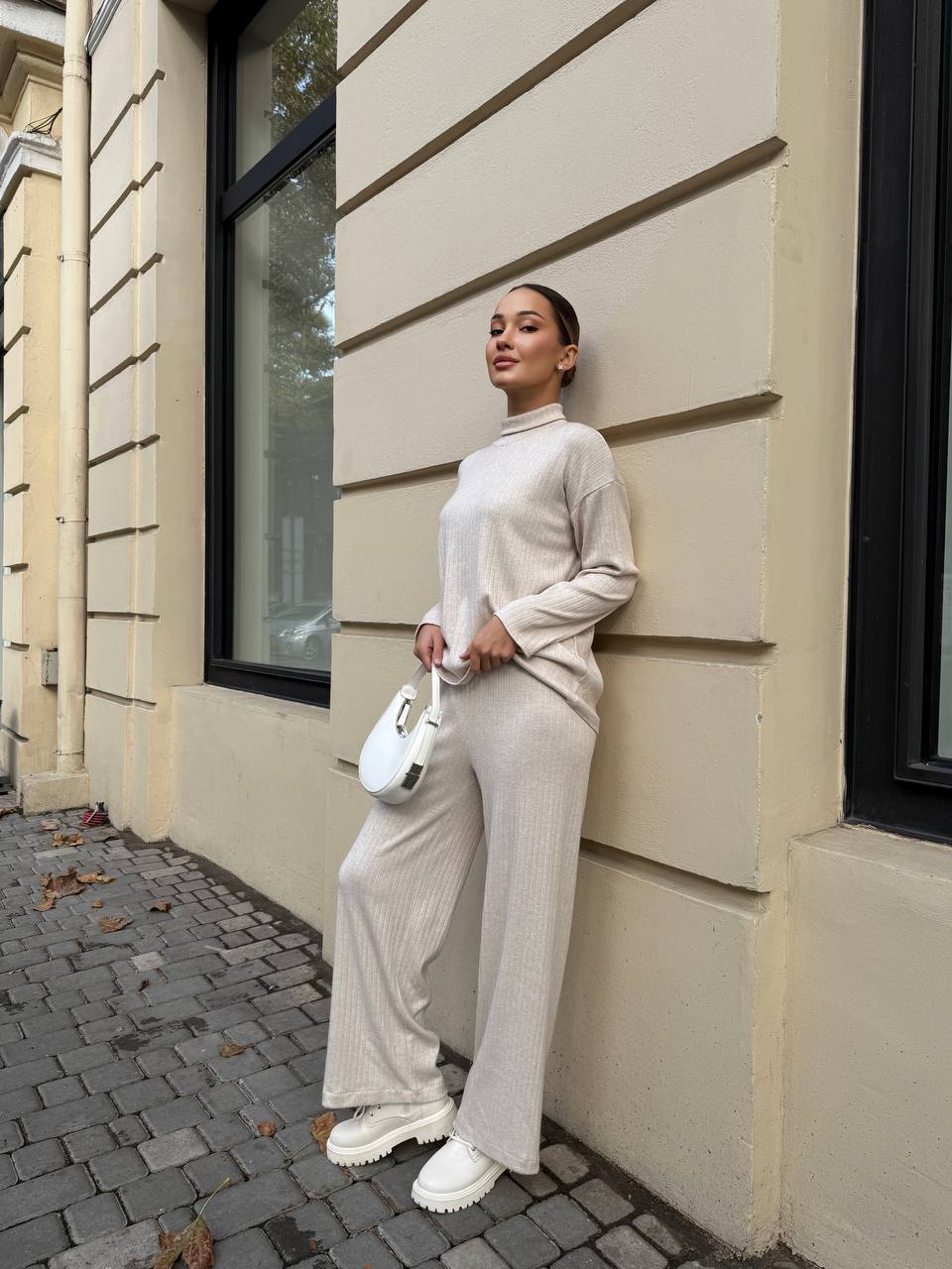 Теплий прогулянковий костюм бежевого кольору 29607