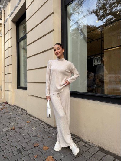 Теплий прогулянковий костюм бежевого кольору 29607