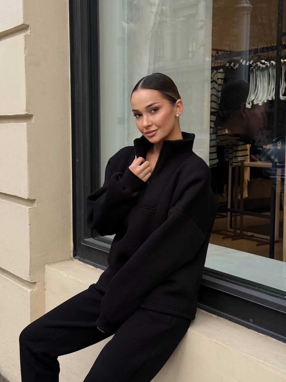 Теплий жіночий костюм чорного кольору 29612