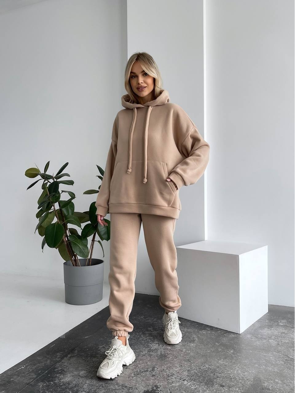 Теплый женский костюм с капюшоном бежевого цвета 29399
