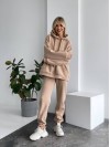 Теплый женский костюм с капюшоном бежевого цвета 29399