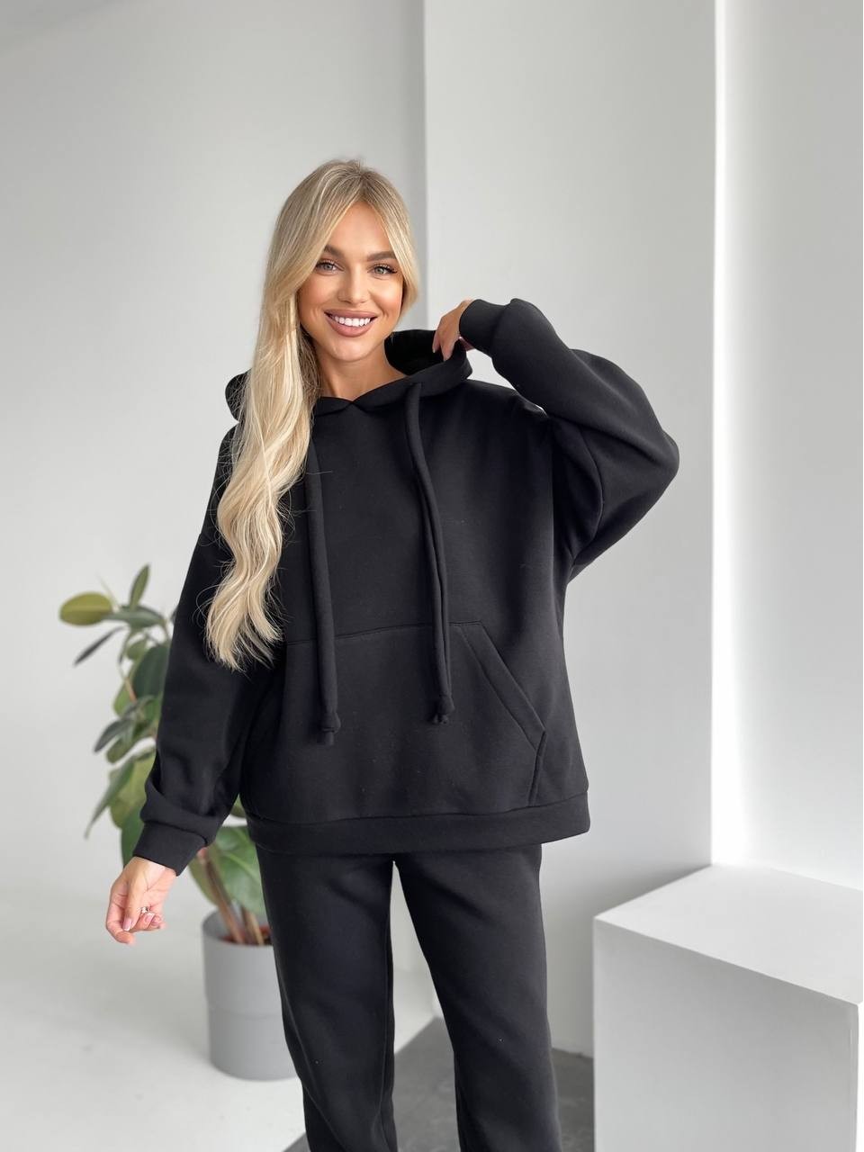 Теплий жіночий костюм з капюшоном чорного кольору 29401