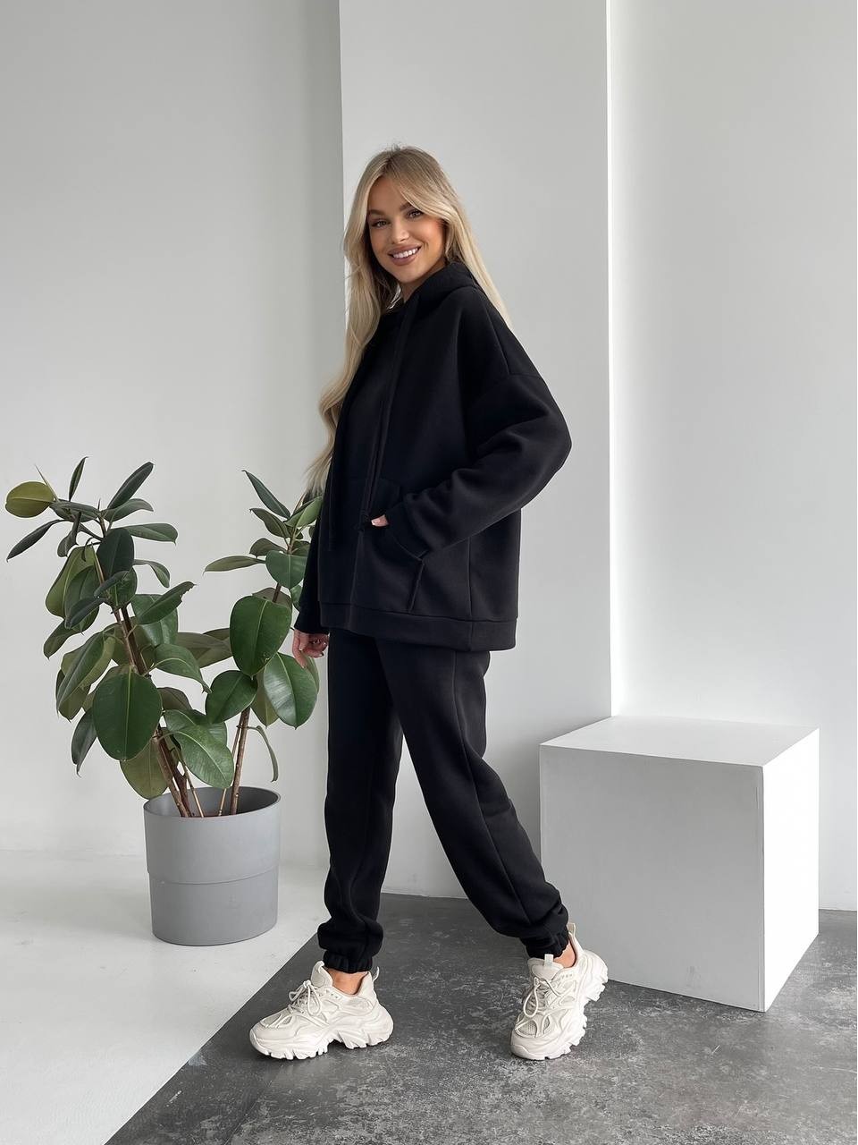 Теплий жіночий костюм з капюшоном чорного кольору 29401