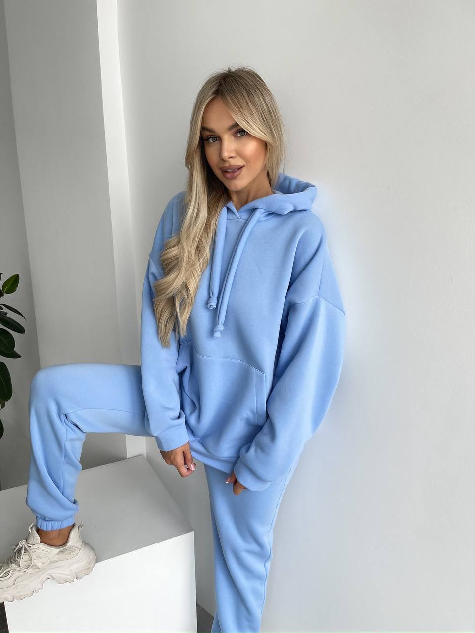 Теплий жіночий костюм з капюшоном блакитного кольору 29406