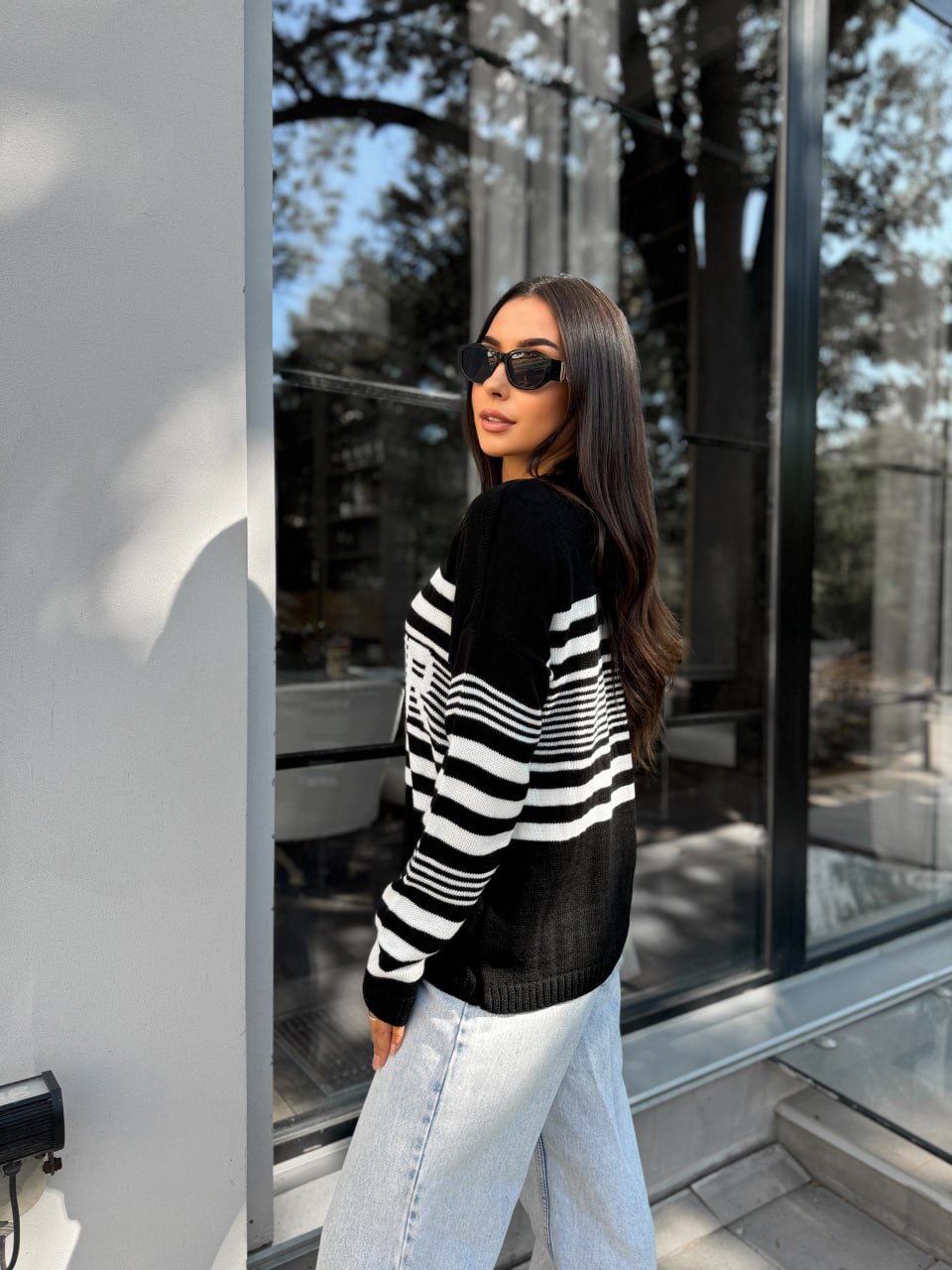 Подовжений жіночий светр із написом чорного кольору 29905