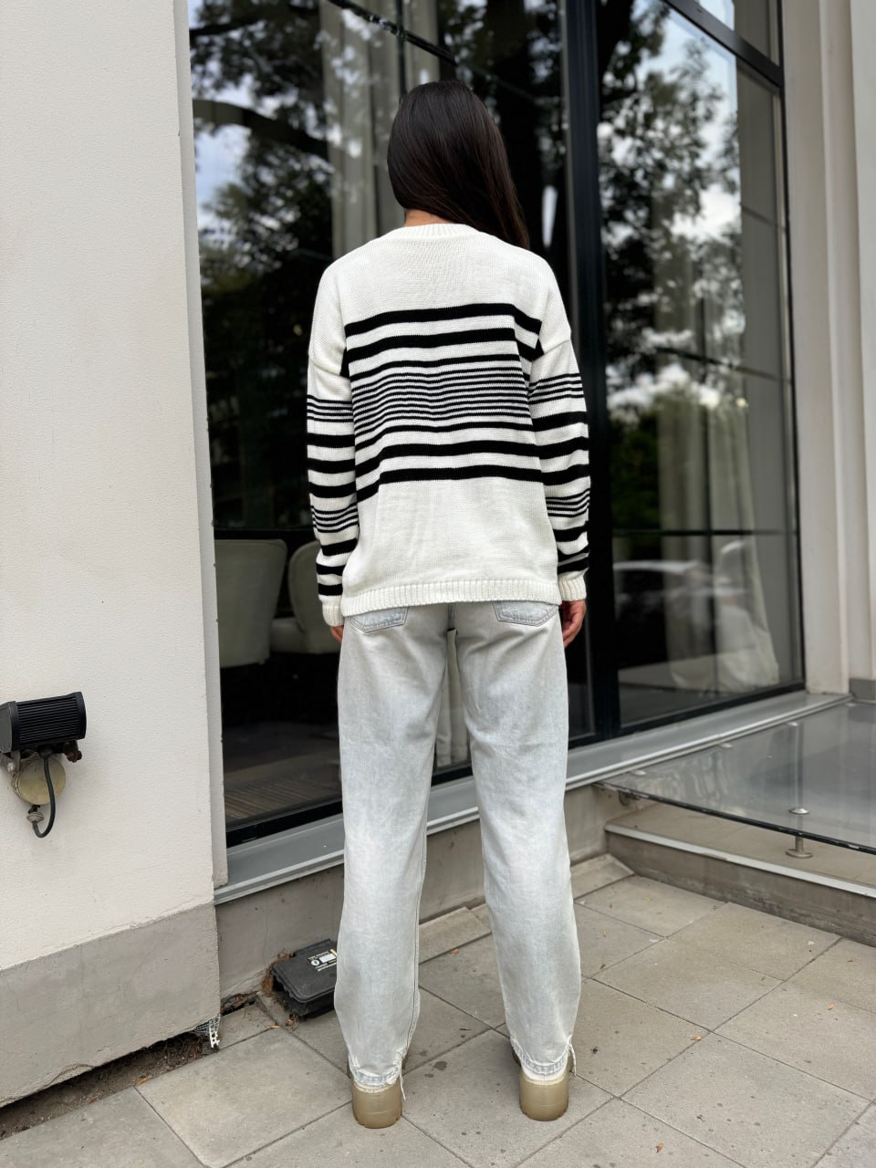 Подовжений жіночий светр із написом молочного кольору 29904