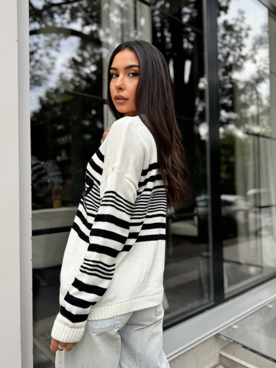 Подовжений жіночий светр із написом молочного кольору 29904