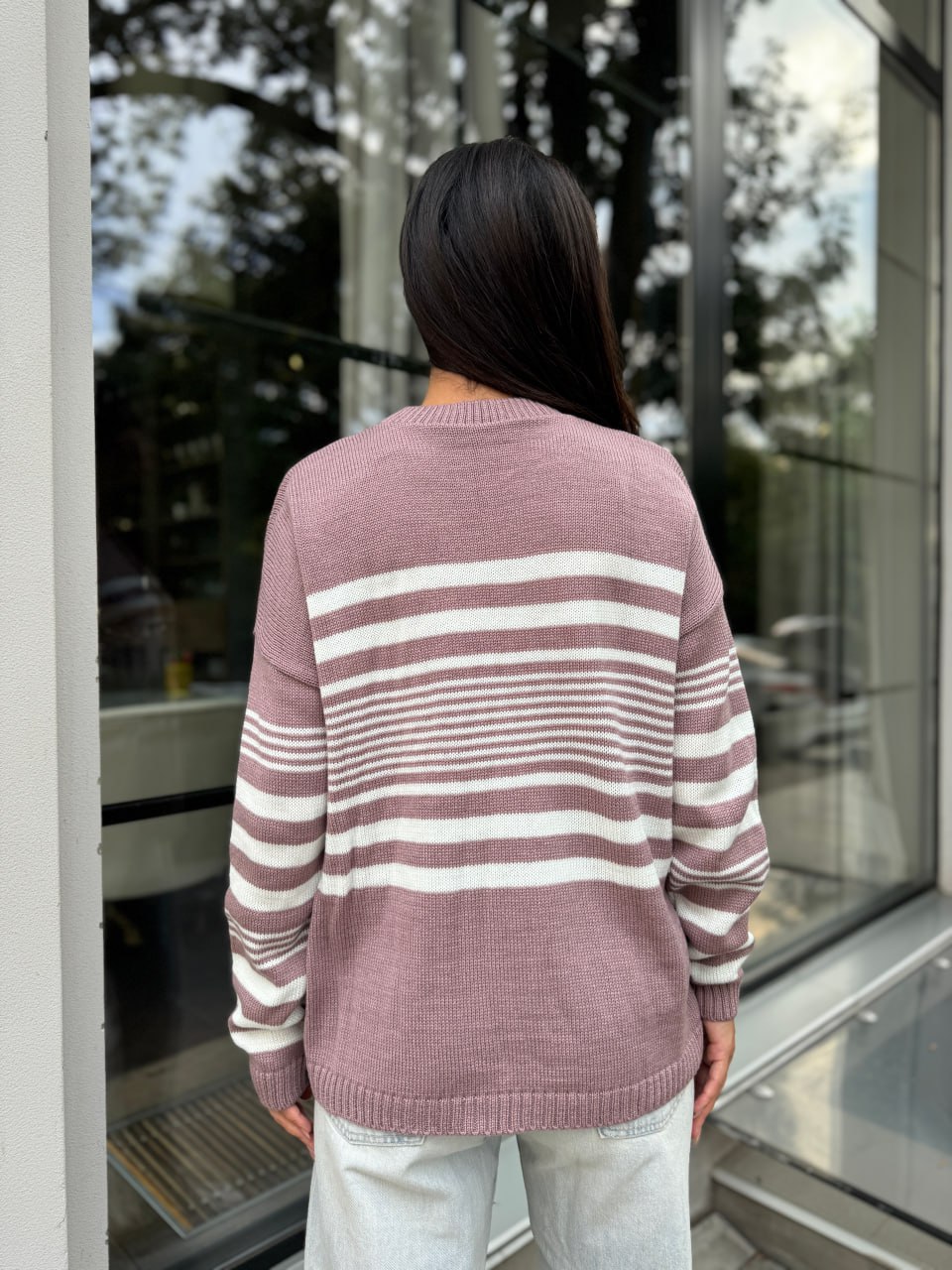 Удлиненный женский свитер с надписью пудрового цвета 29906