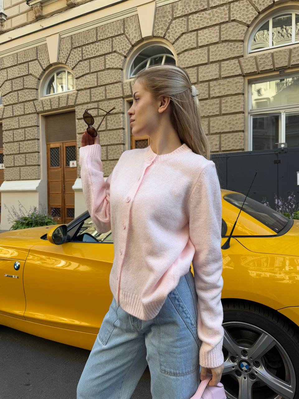 Укорочений жіночий светр на ґудзиках рожевого кольору 34599