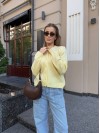 Женский укороченный свитер на пуговицах желтого цвета 34600