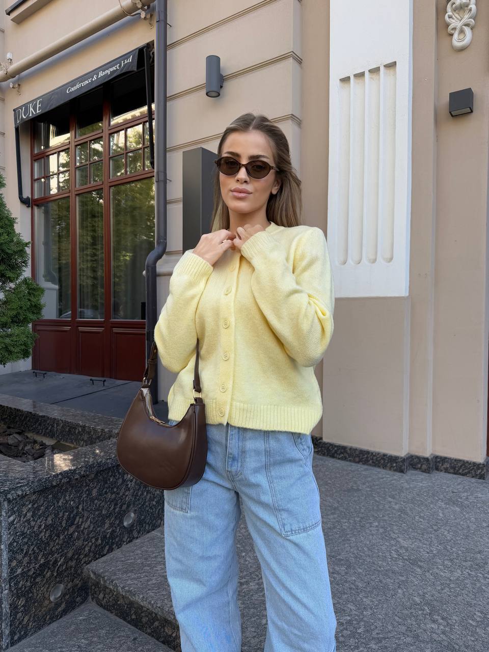 Женский укороченный свитер на пуговицах желтого цвета 34600