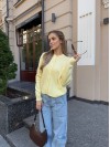 Женский укороченный свитер на пуговицах желтого цвета 34600