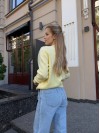 Женский укороченный свитер на пуговицах желтого цвета 34600