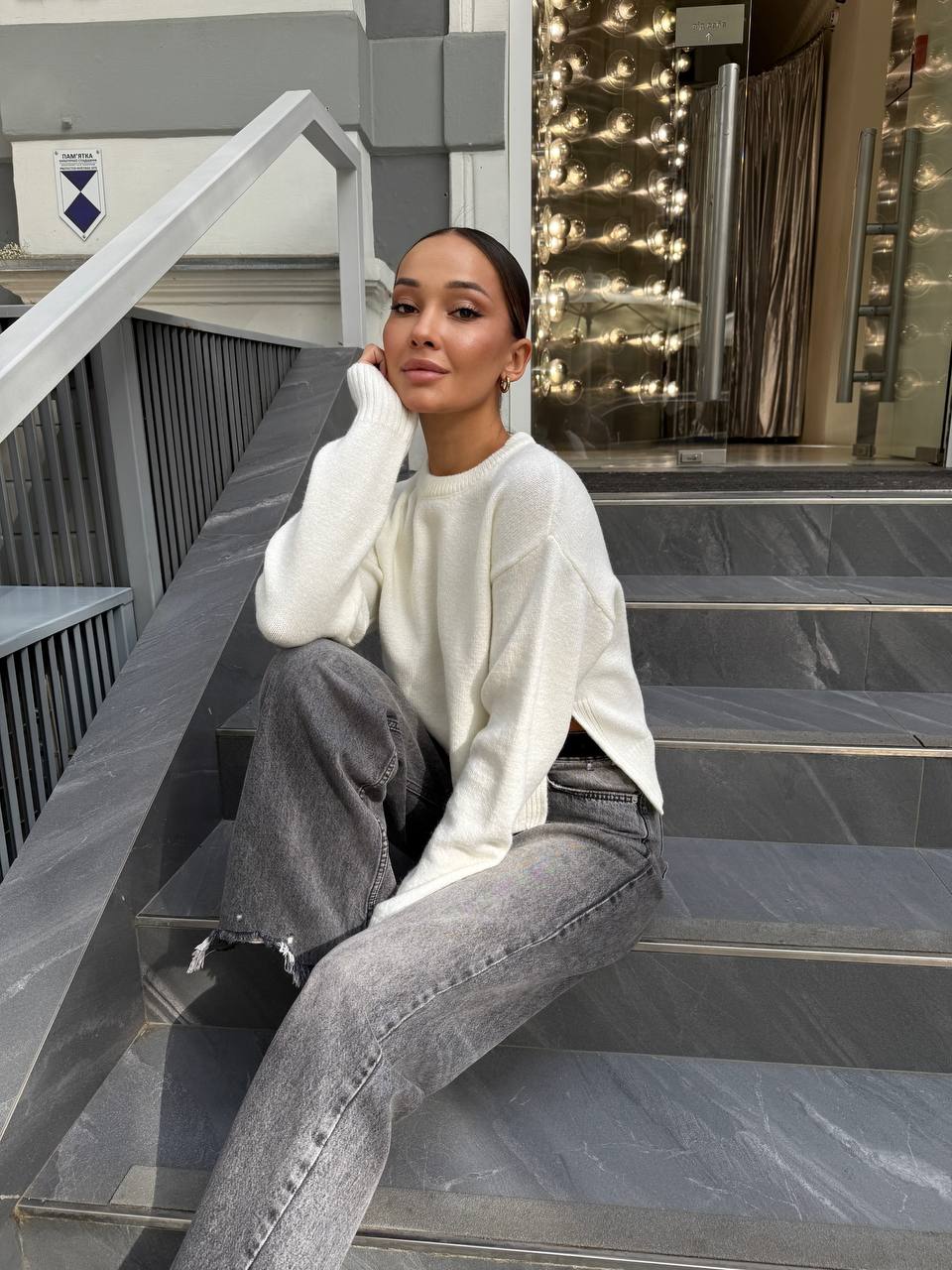 Укорочений жіночий светр з розрiзом молочного кольору 34658