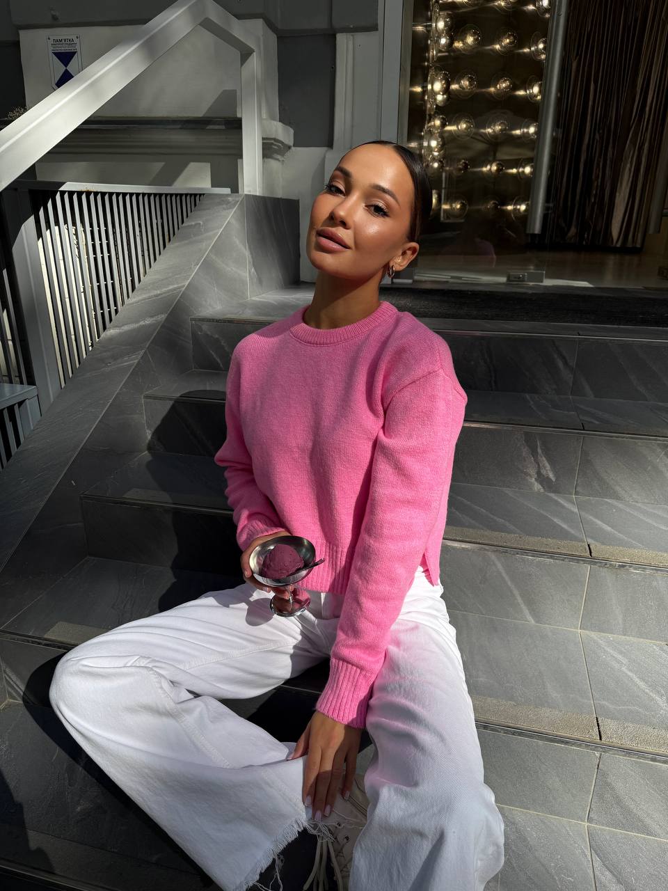 Укорочений жіночий светр з розрiзом рожевого кольору 34655