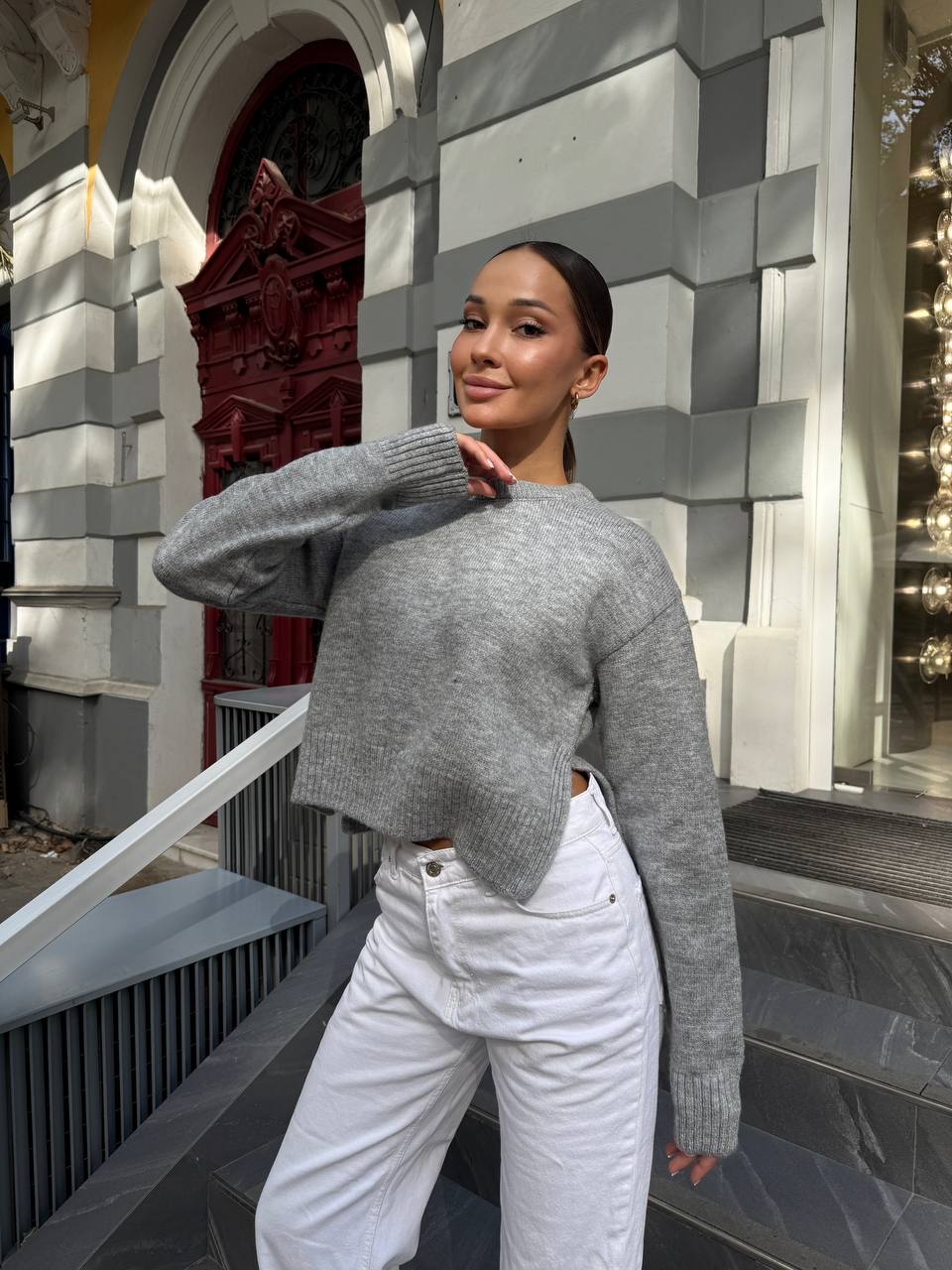 Укорочений жіночий светр з розрiзом сiрого кольору 34657