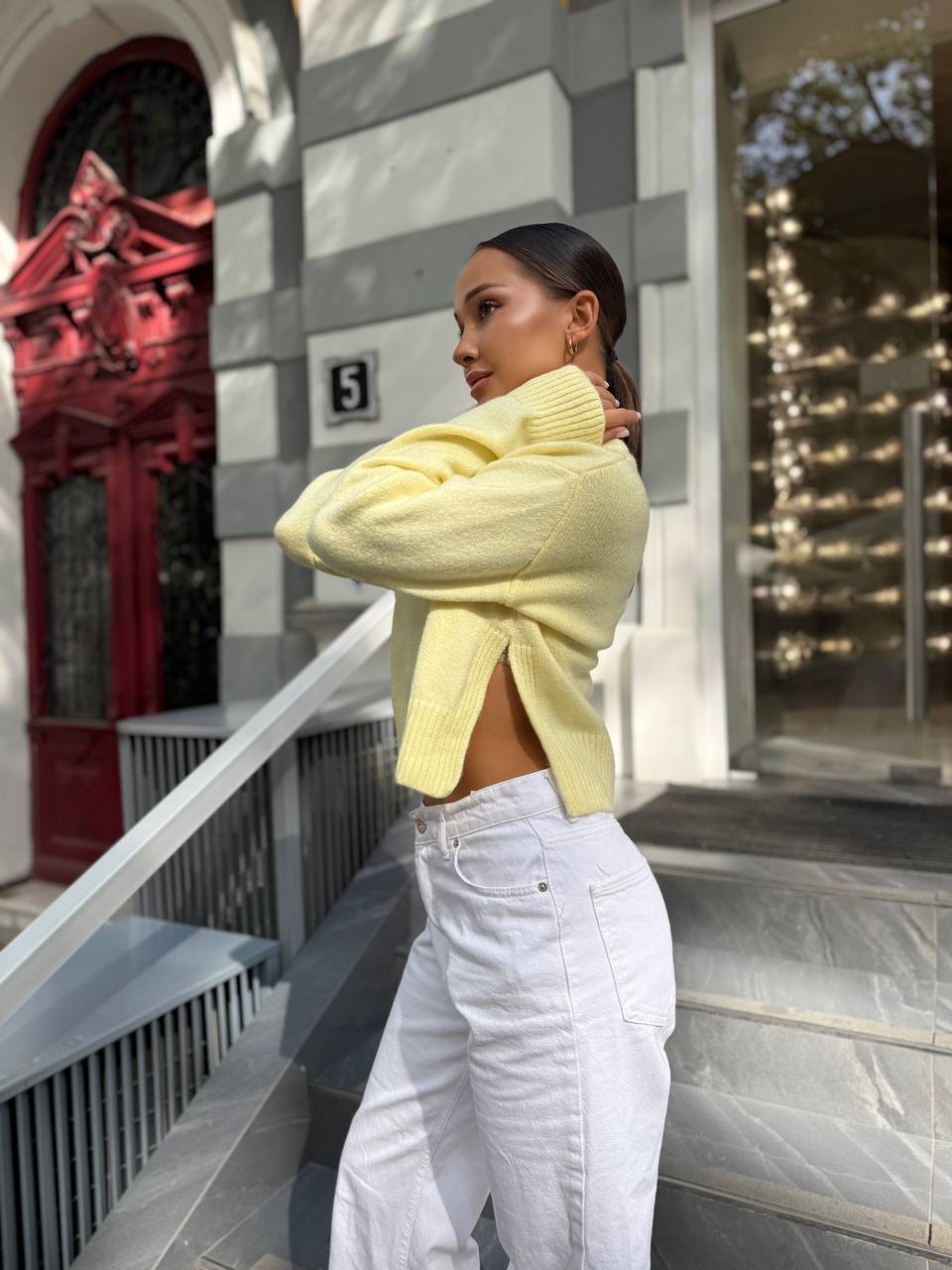 Укорочений жіночий светр з розрiзом жовтого кольору 34656