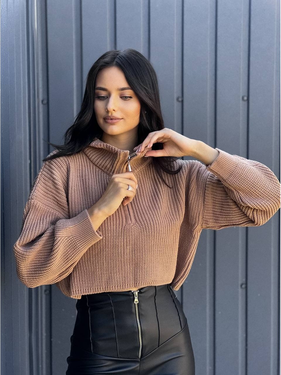 Укорочений жіночий светр на блискавці бежевого кольору 29285