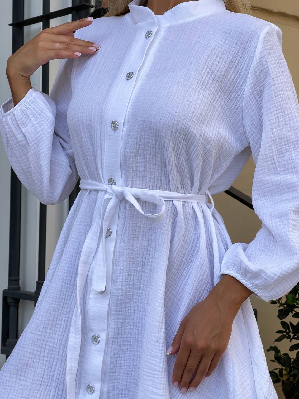 Нежное универсальное платье мини белого цвета 33773