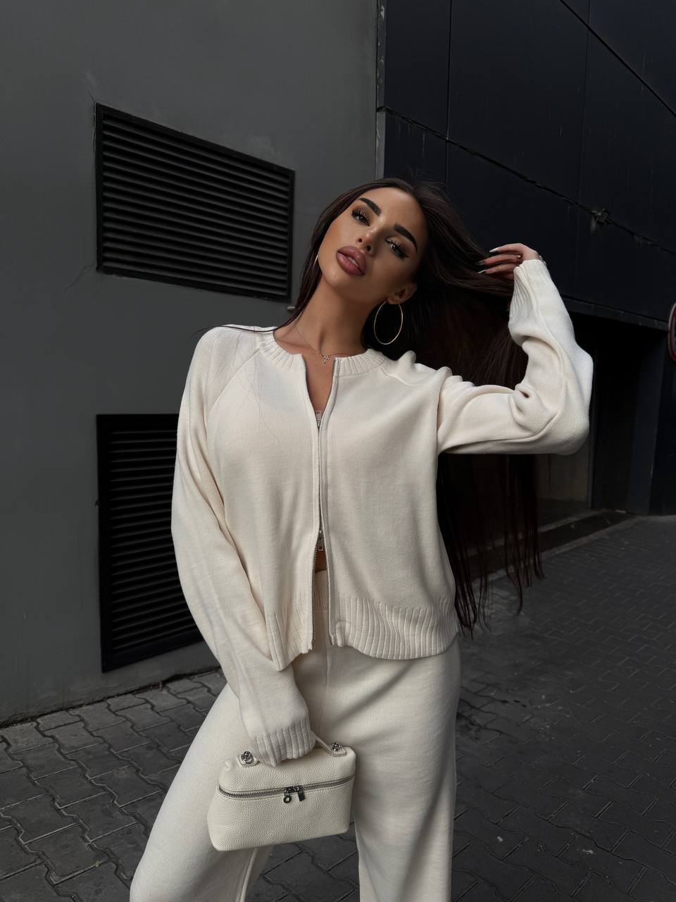 Унiверсальний жiночий костюм 2-ка молочного кольору 35464