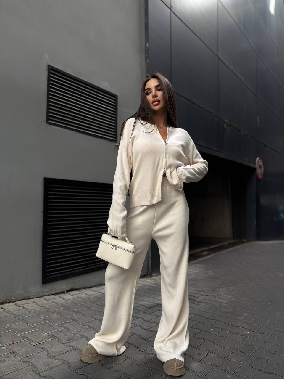 Унiверсальний жiночий костюм 2-ка молочного кольору 35464