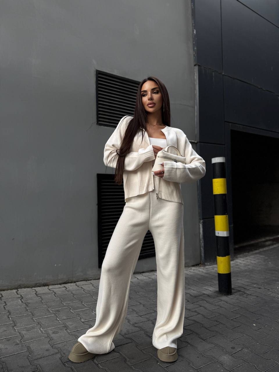 Унiверсальний жiночий костюм 2-ка молочного кольору 35464