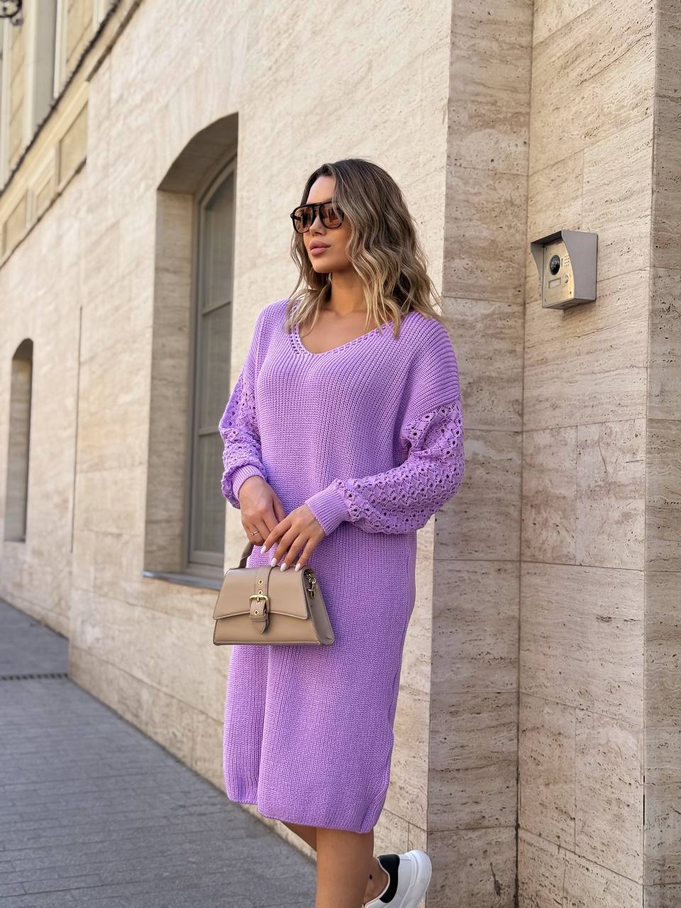 В'язана сукня з ажурними рукавами бузкового кольору 35026