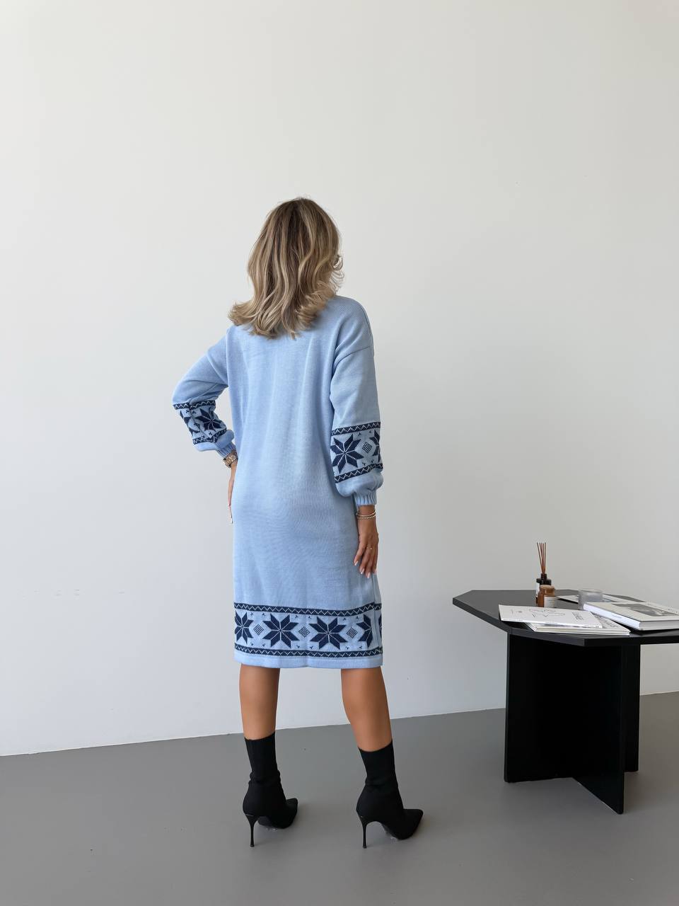 Вязаное платье с этничным рисунком голубого цвета 34357