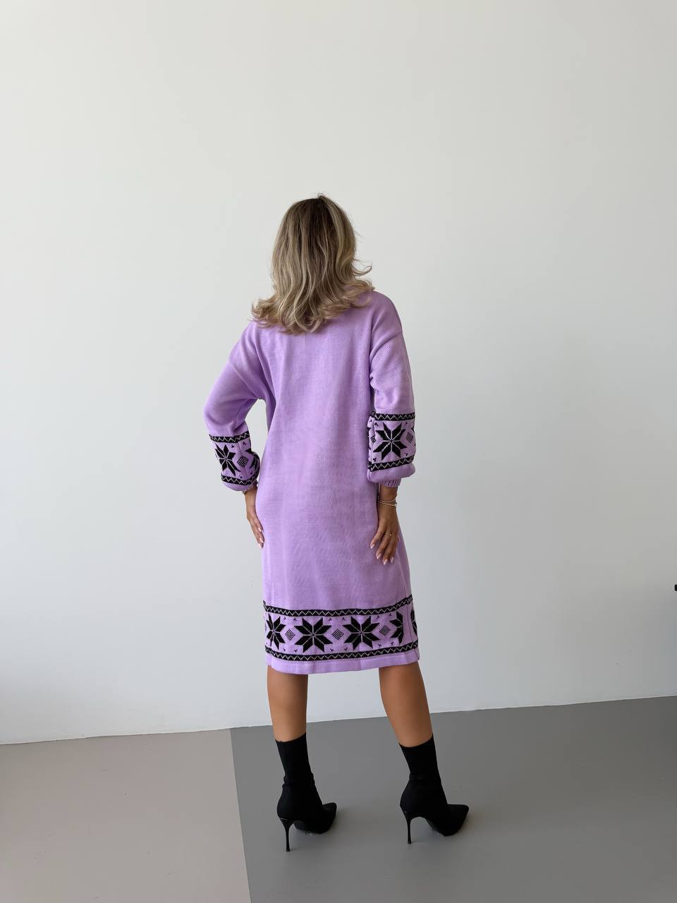 Вязаное платье с этничным рисунком сиреневого цвета 34358