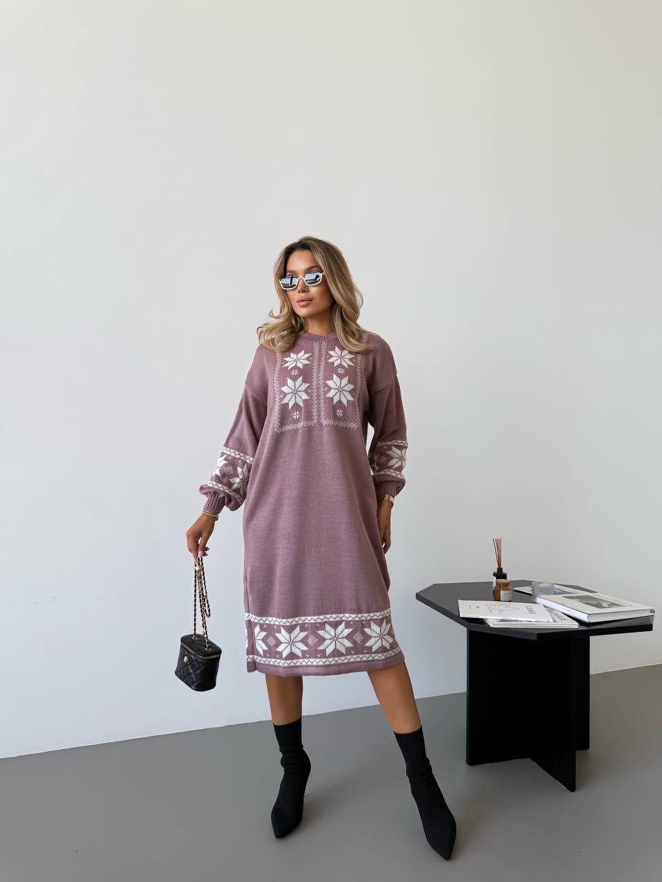 Вязаное платье с этничным рисунком пудрового цвета 34359