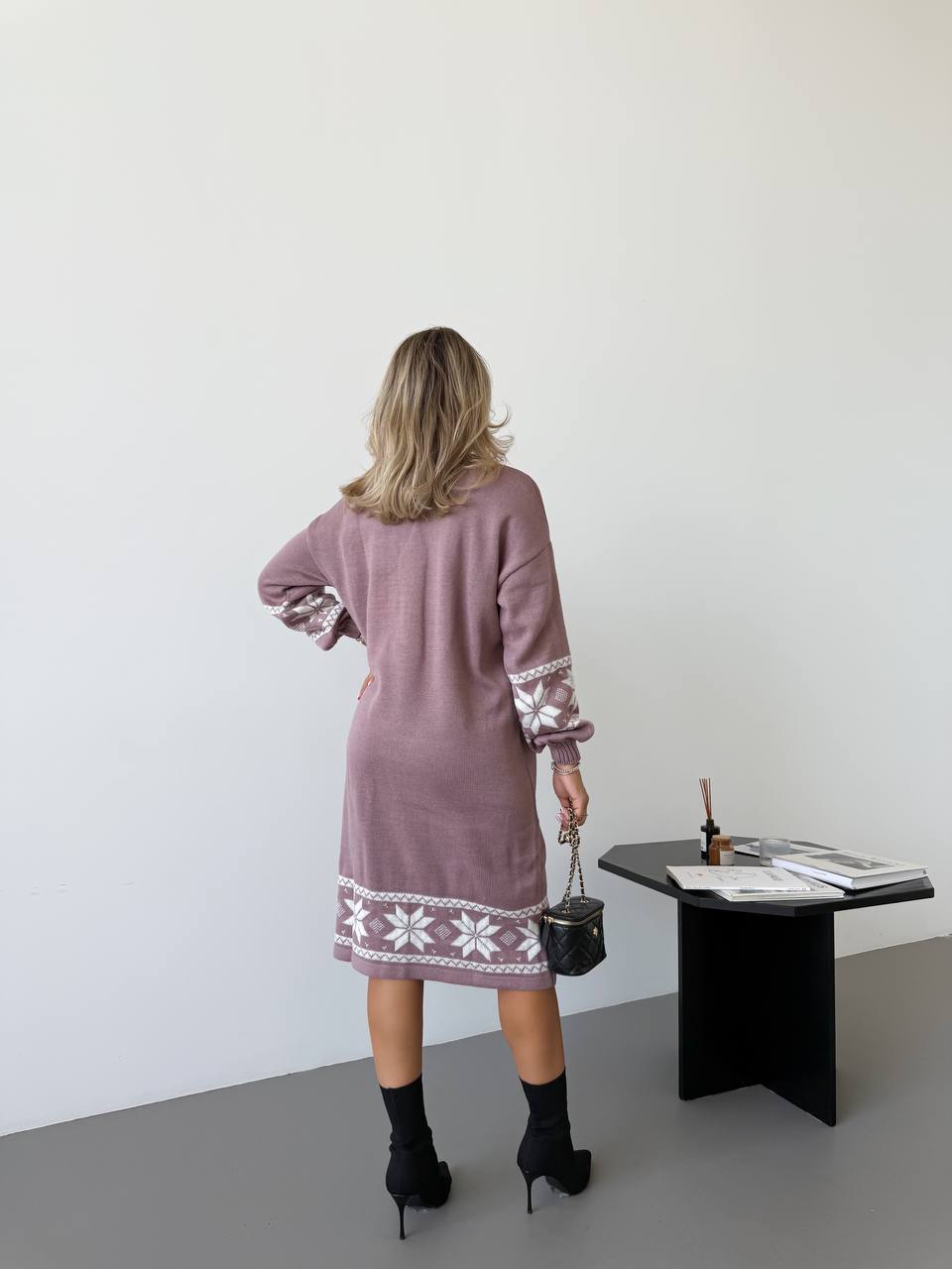 Вязаное платье с этничным рисунком пудрового цвета 34359