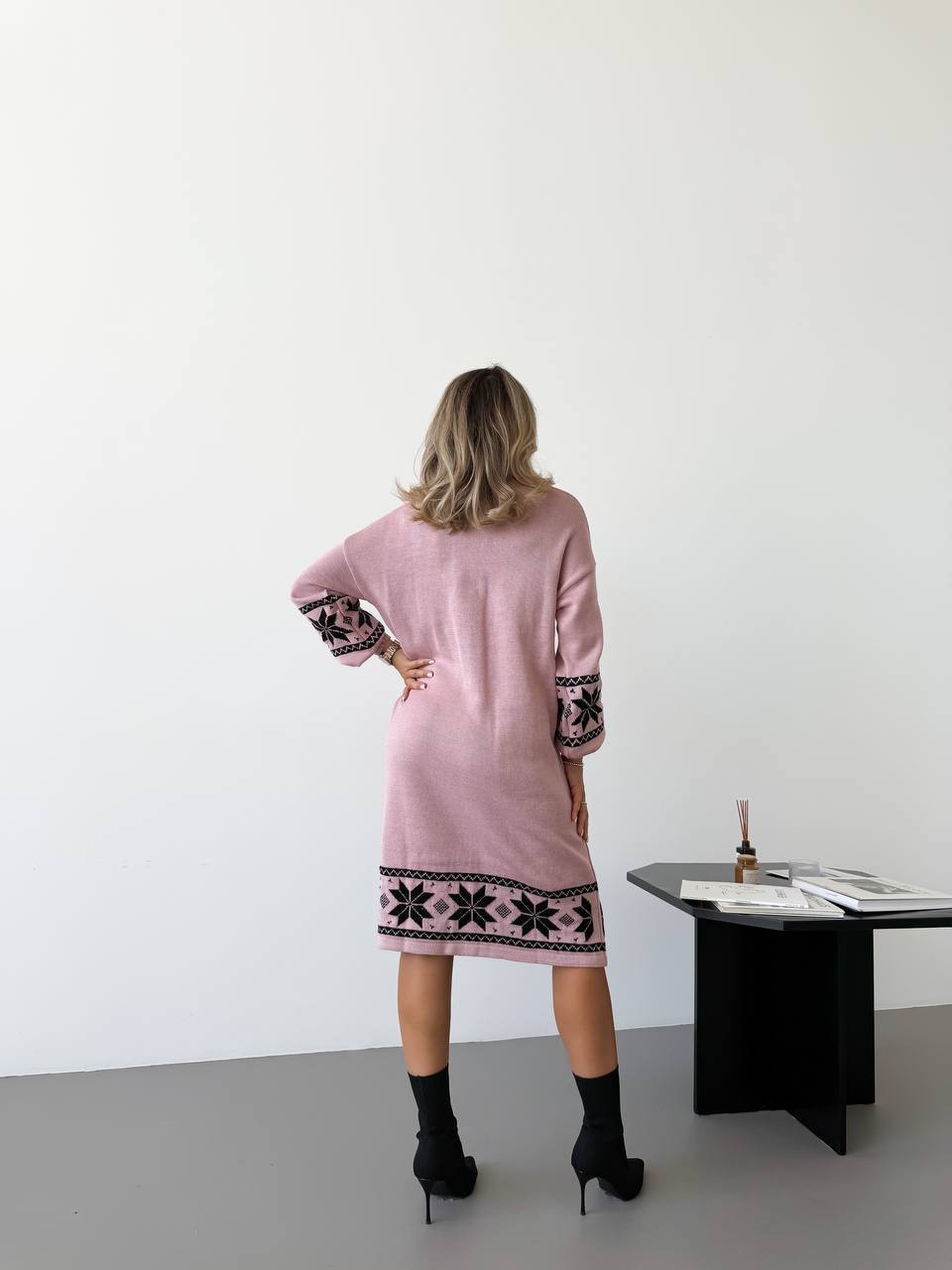 Вязаное платье с этничным рисунком розового цвета 34360