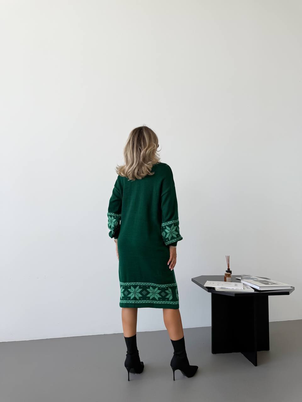 Вязаное платье с этничным рисунком зеленого цвета 34356