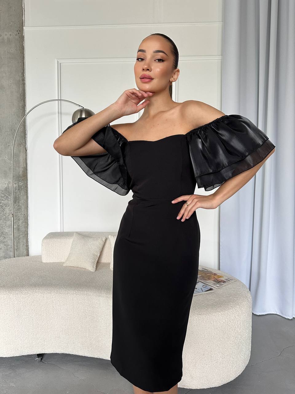 Вечірня сукня міді з ажурним рукавом чорного кольору 32659