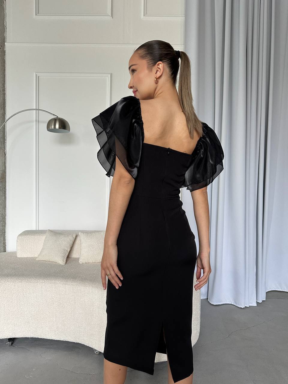 Вечірня сукня міді з ажурним рукавом чорного кольору 32659