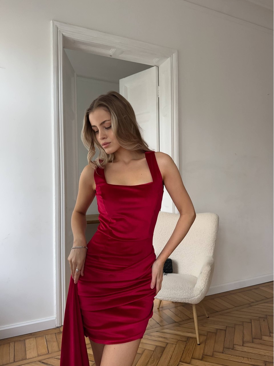 Вечірня оксамитова сукня мiні зiшлейфом червоного кольору 35714