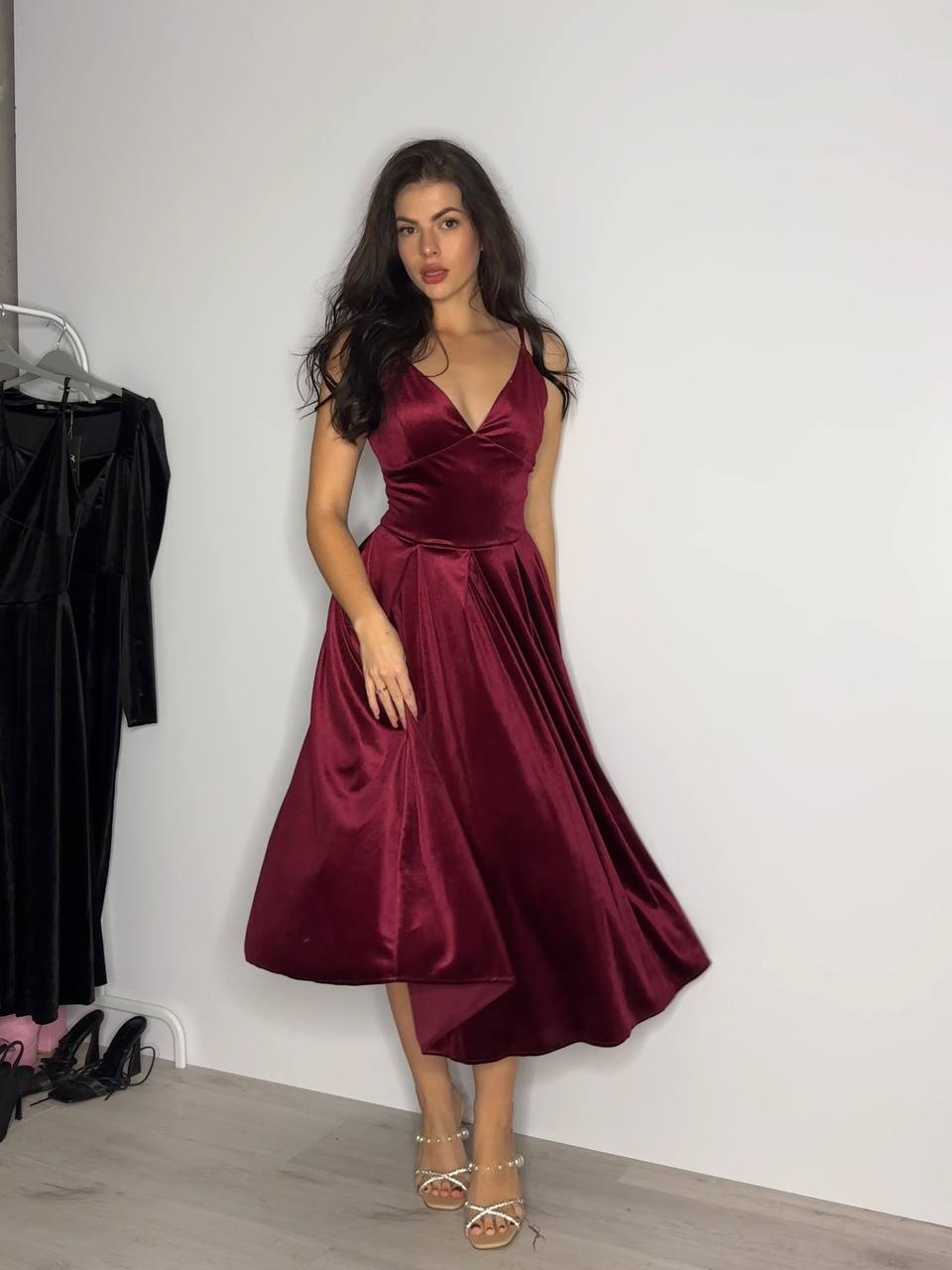 Вечірня оксамитова сукня на бретельках бордового кольору 32950