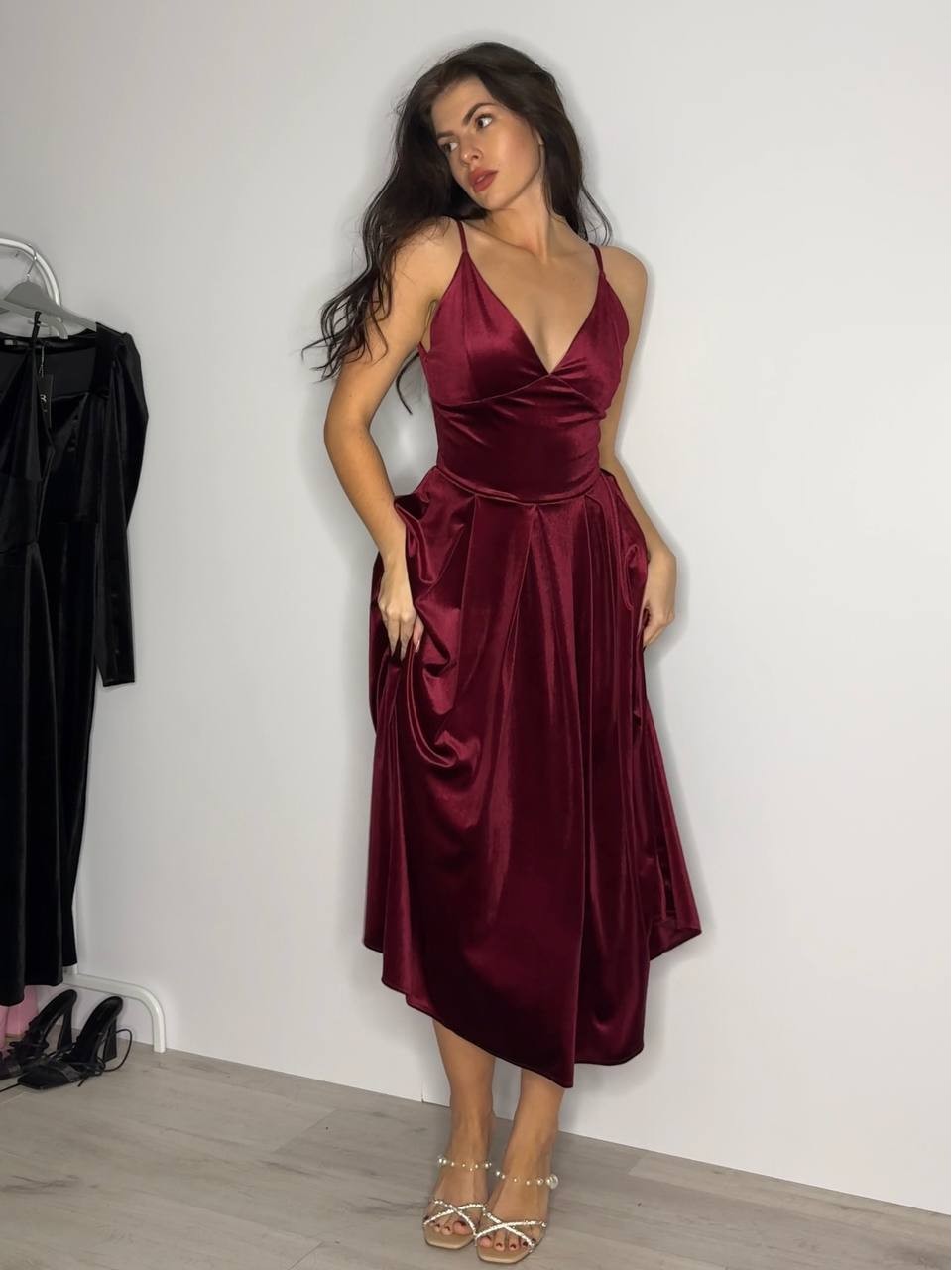 Вечірня оксамитова сукня на бретельках бордового кольору 32950